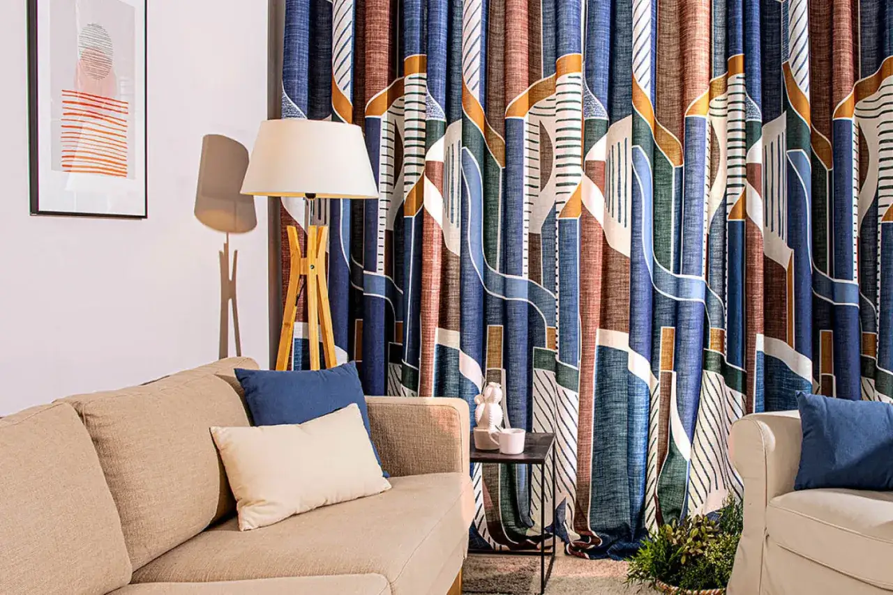 Cortinas con un diseño abstracto y moderno, suzani que es un estilo que evoca la arquitectura urbana.