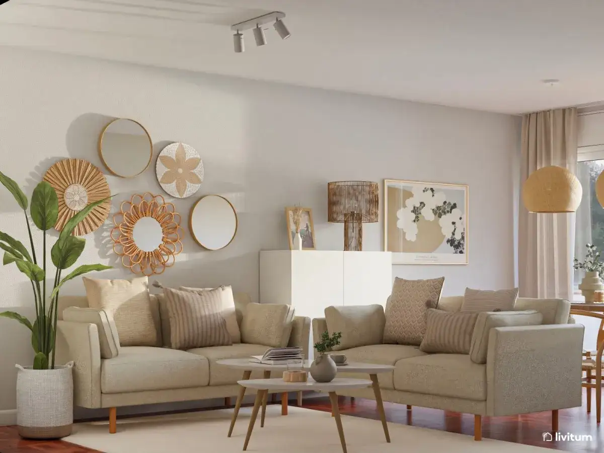 Salón acogedor con sofás beige, mesa de centro, planta y decoración de pared con espejos y adornos de ratán. Ideas para decorar con fotos salón.