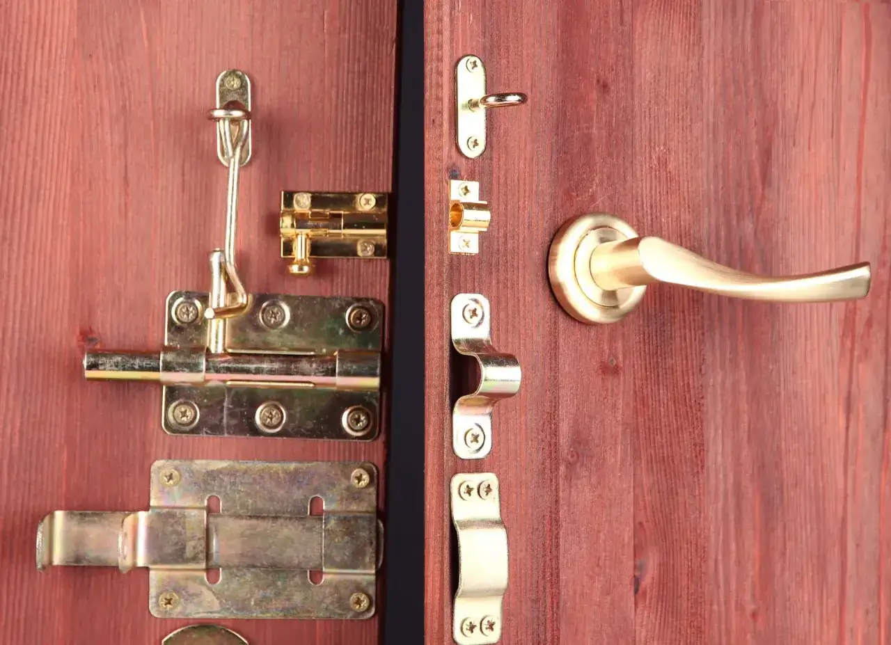 Detalle de varios tipos de pestillos para puertas de madera, con acabados dorados y plateados, mostrando diferentes mecanismos de seguridad.