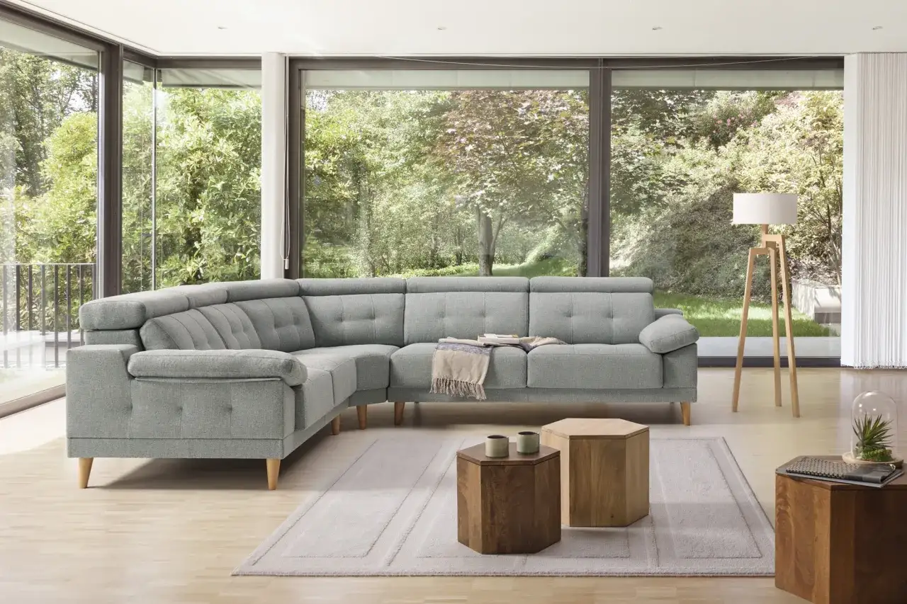 Sofá modular gris claro con cojines capitoné, perfecto para combinar con un sofá gris oscuro y crear un salón moderno.