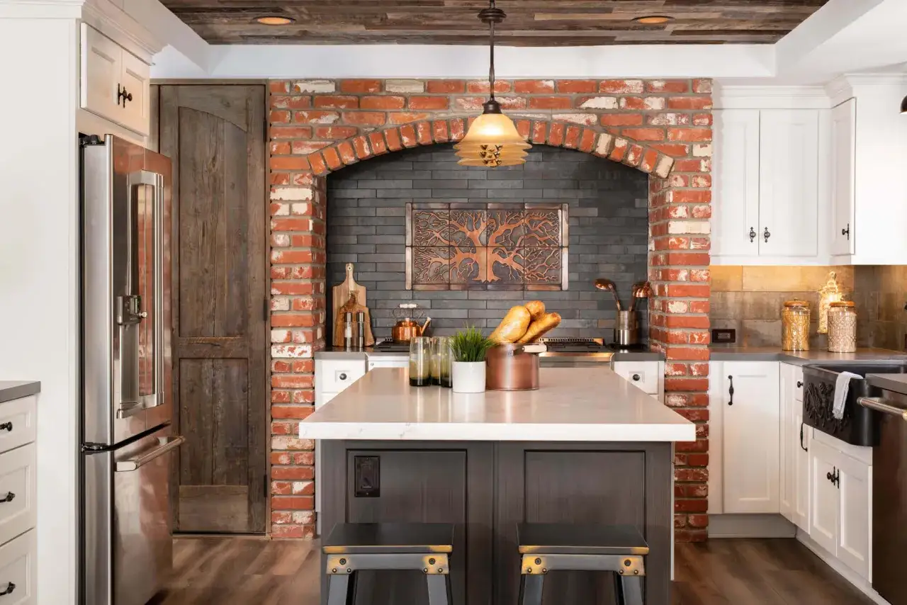 Cocina estilo industrial con ladrillo visto, madera rústica y acero inoxidable. Un diseño acogedor y moderno.
