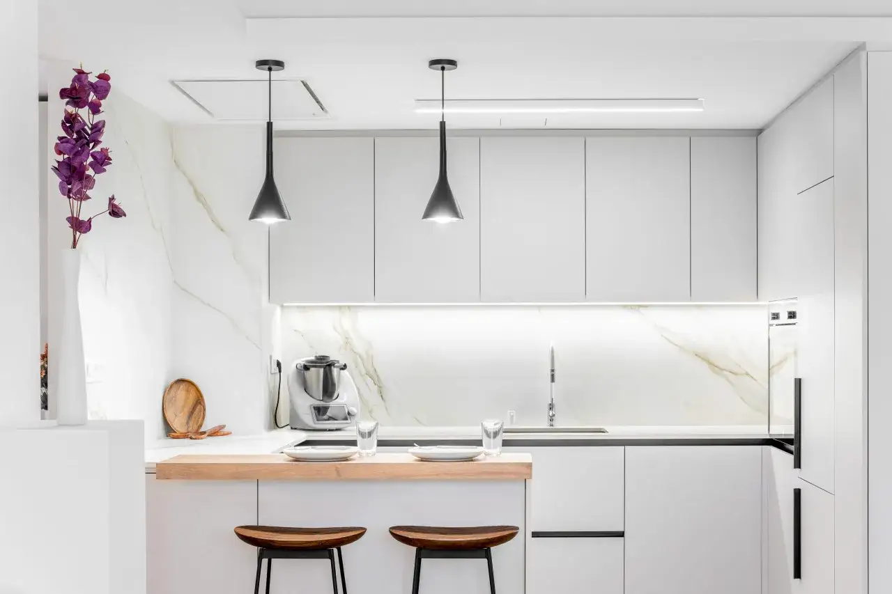 Elegantes dise&ntilde;os de cocinas modernas peque&ntilde;as con encimera de madera, electrodom&eacute;sticos integrados y detalles en m&aacute;rmol.