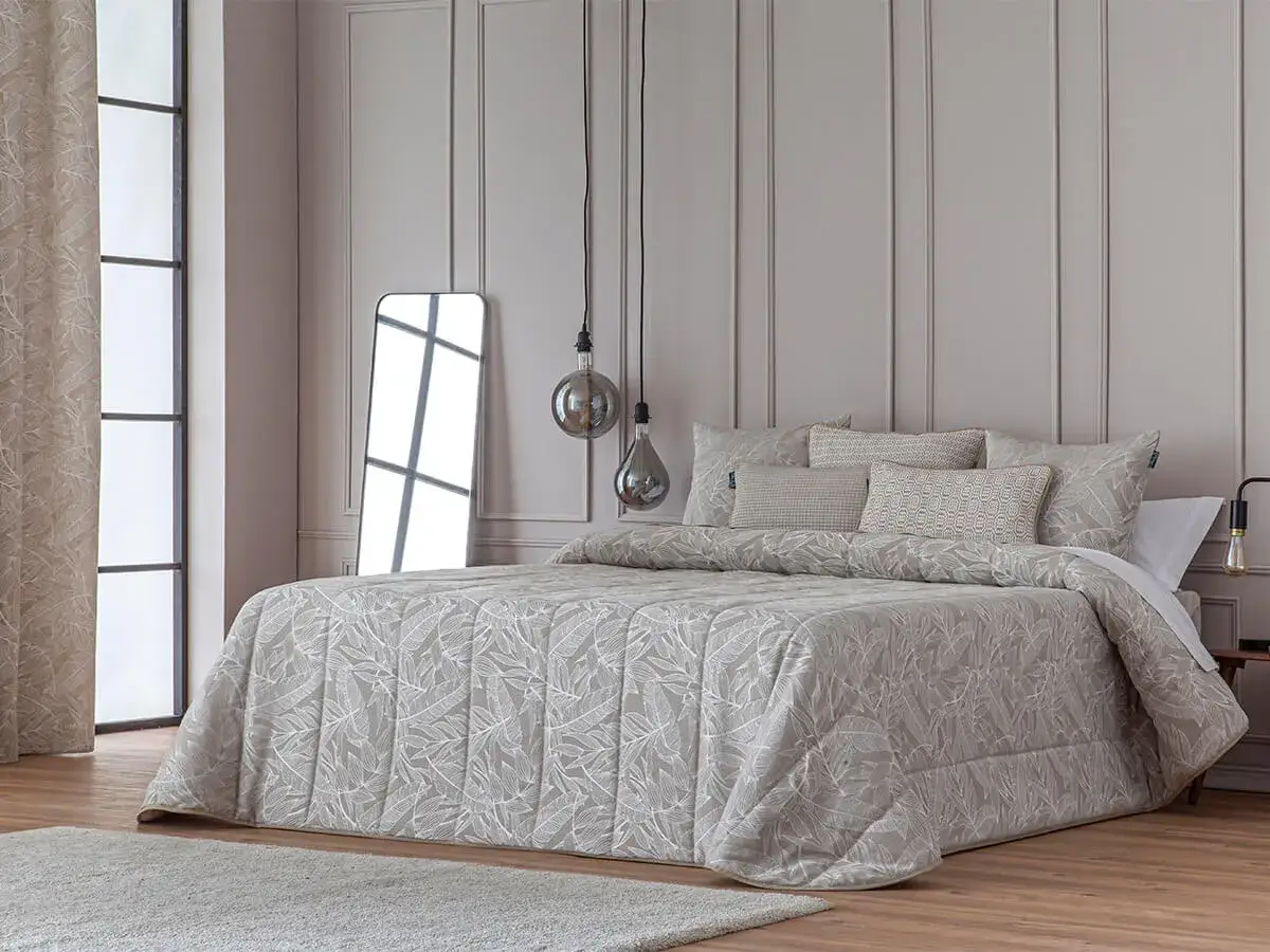 Elegantes colchas antilo outlet con estampado de hojas, perfectas para un dormitorio moderno y acogedor.