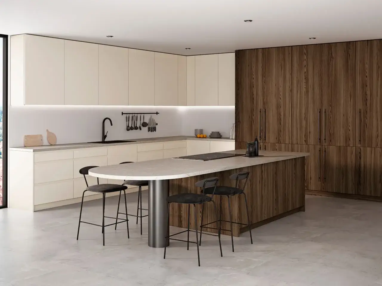Una cocina atemporal con gabinetes color crema, una isla de mármol y taburetes negros. El contraste de maderas oscuras y tonos claros crea un espacio elegante.
