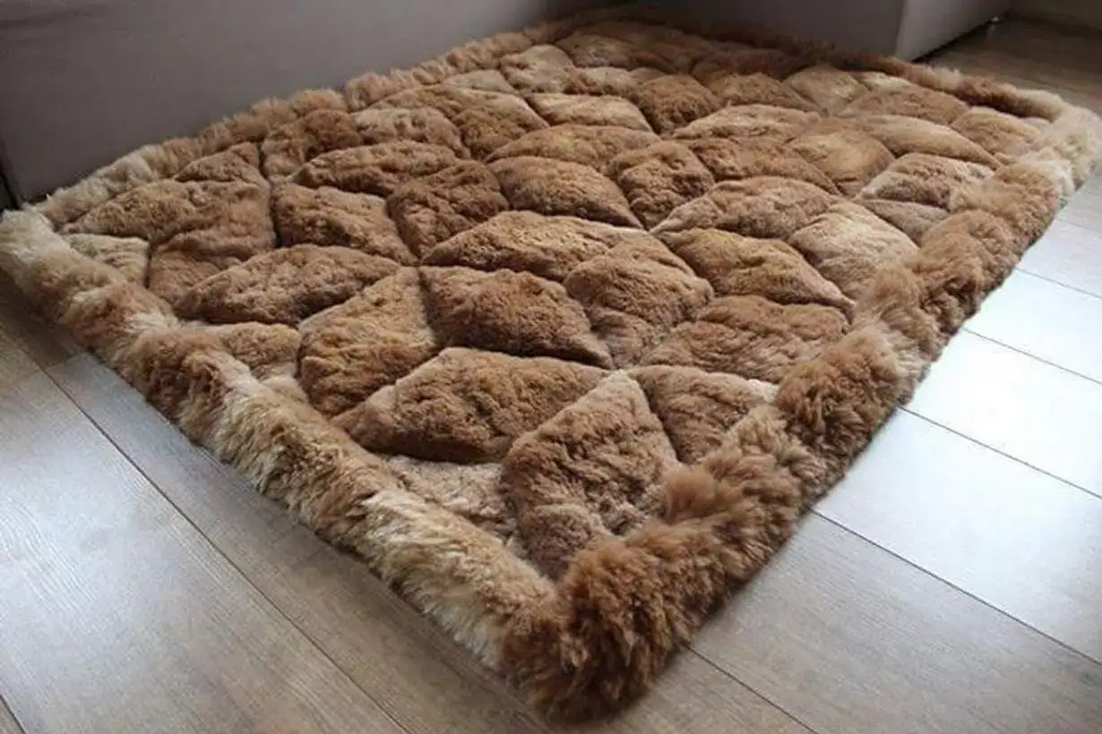 Alfombras de lana a medida, con un diseño acolchado y borde mullido, aportan calidez y textura a cualquier espacio.