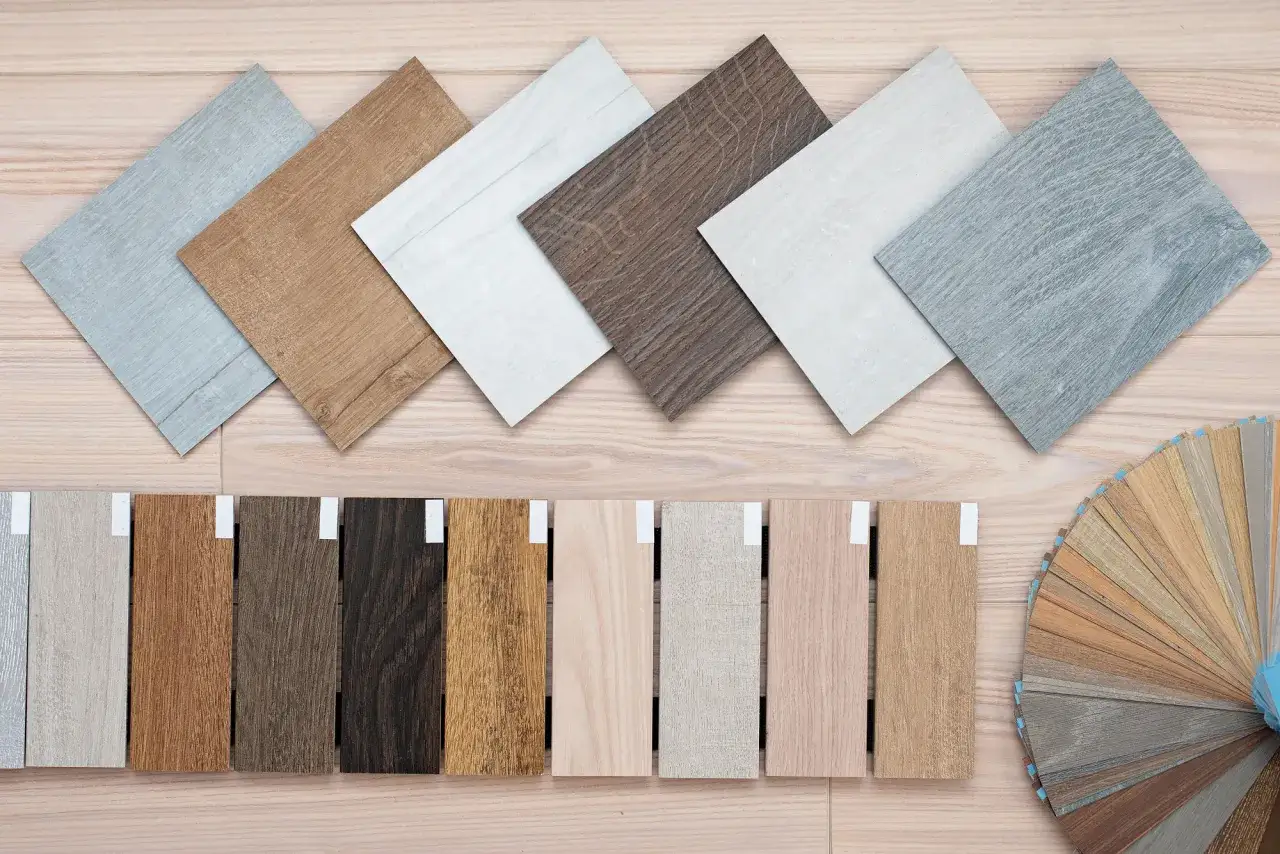 Muestras de diferentes tipos de suelos para casas, con acabados de madera en variados tonos y texturas.