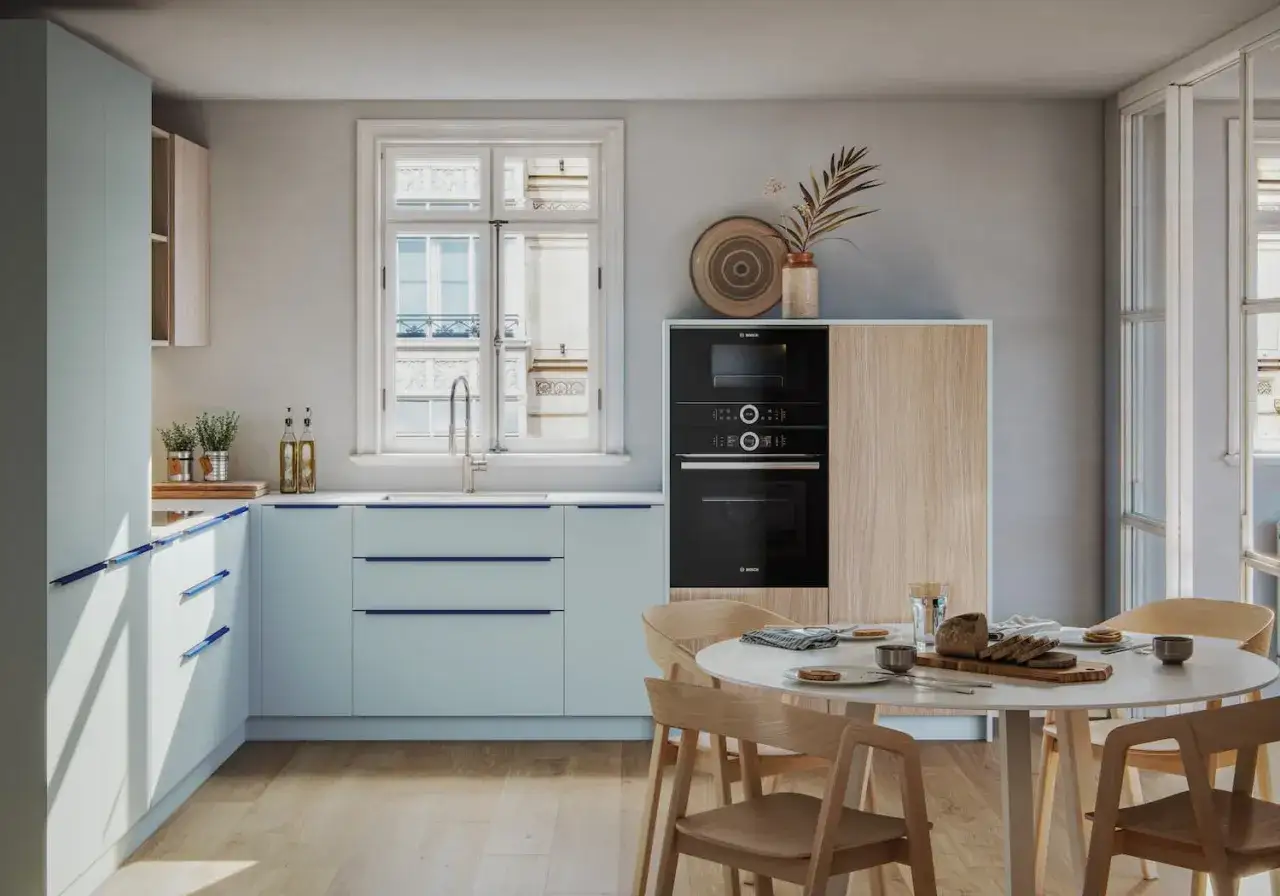 Cocina moderna con gabinetes celestes y tiradores azules, ideal para crear ambientes luminosos. Los colores para cocinas peque&ntilde;as como estos ampl&iacute;an visualmente el espacio.
