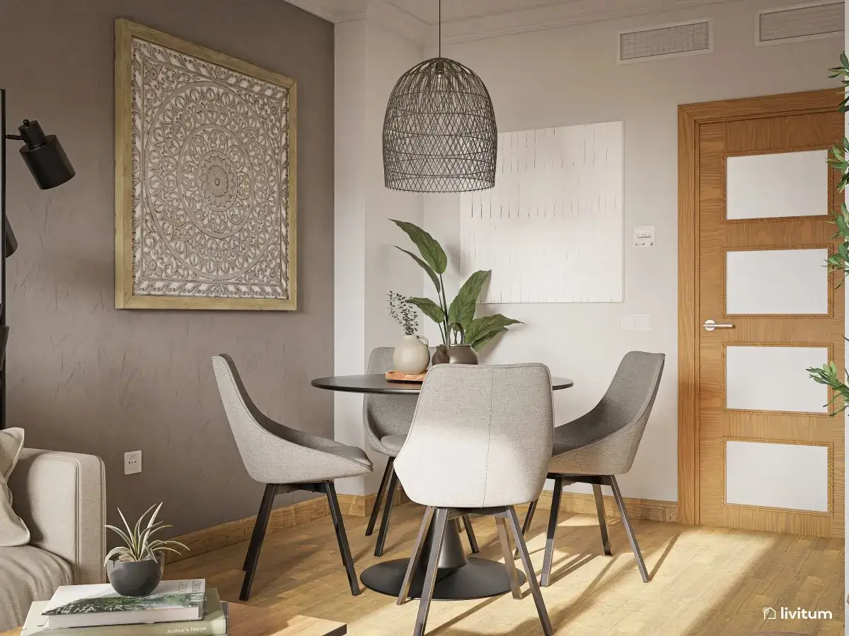 Acogedor sal&oacute;n de 20 metros cuadrados con mesa redonda, sillas grises y detalle decorativo de pared.