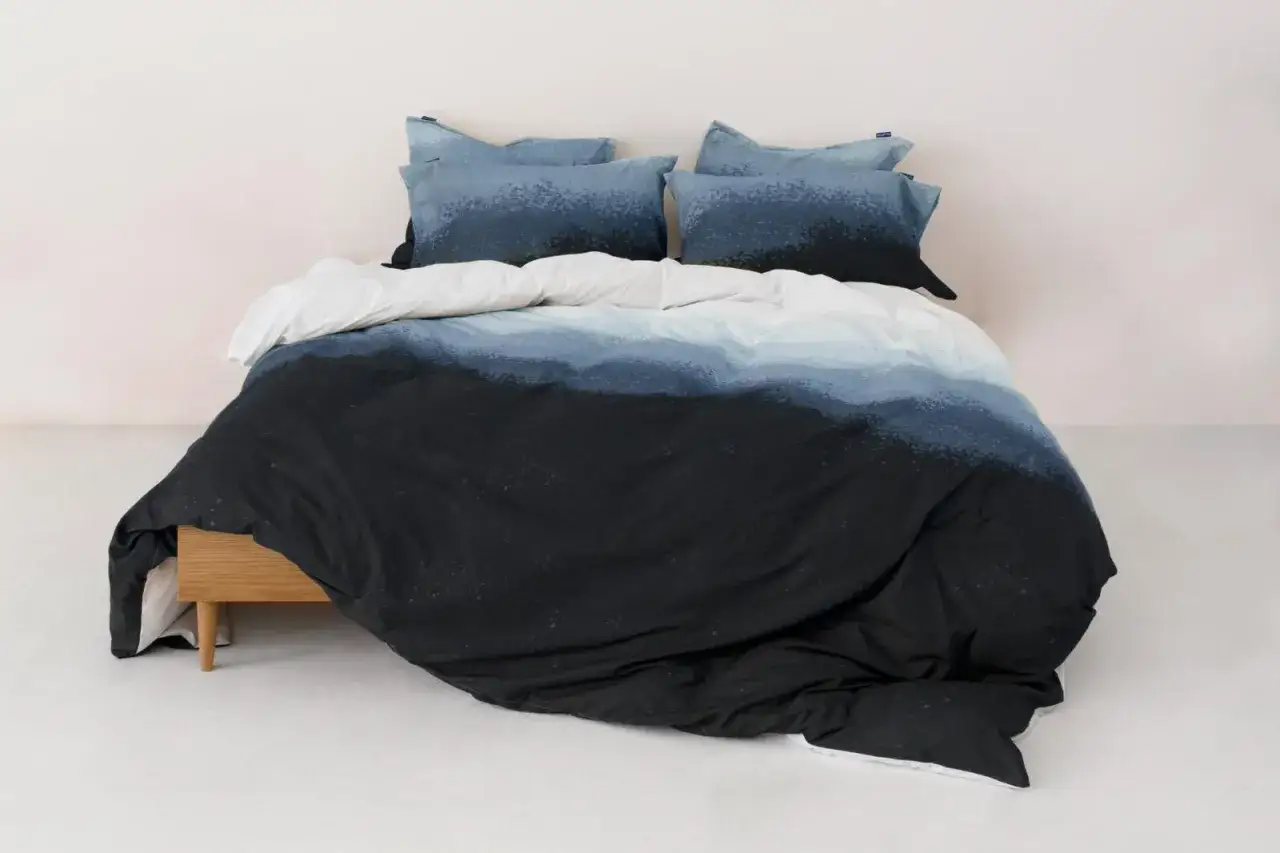 Funda n&oacute;rdica 180x220 con dise&ntilde;o degradado en tonos azules y negros, como olas oscuras.
