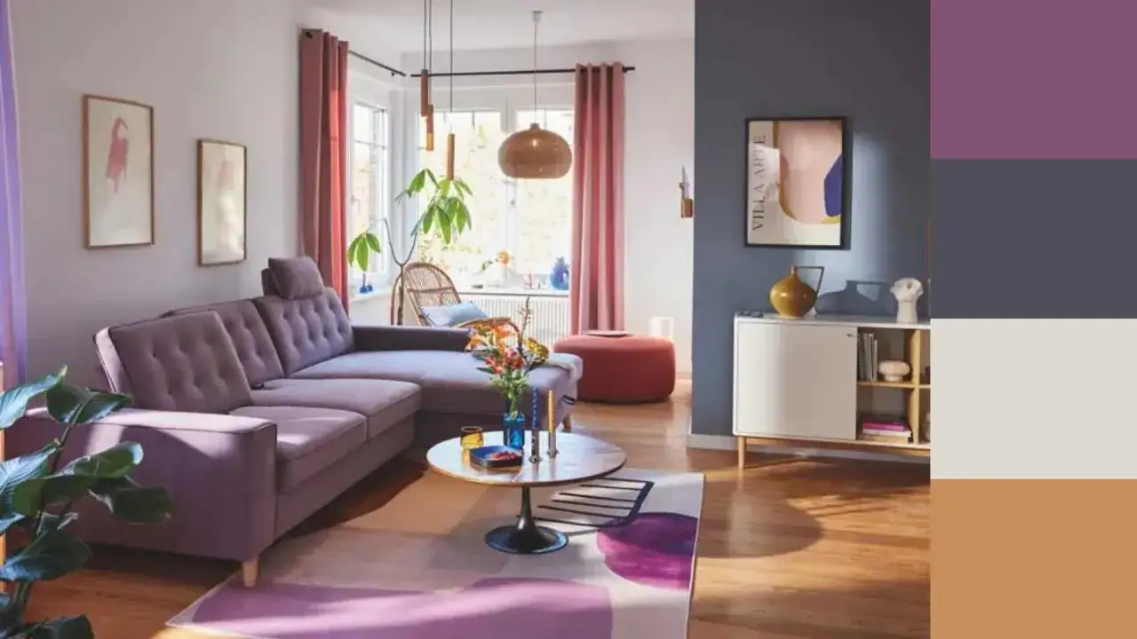 Salones con color: un sofá morado, cortinas rosas y una alfombra abstracta crean un espacio acogedor y vibrante.