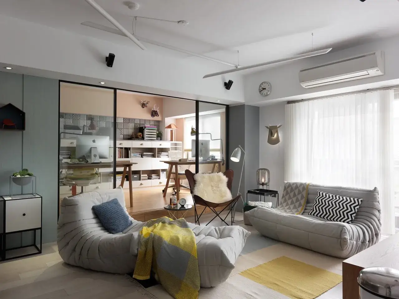 Un espacio acogedor que evoca el hygge que es: sofás cómodos, mantas cálidas y un rincón de trabajo inspirador.