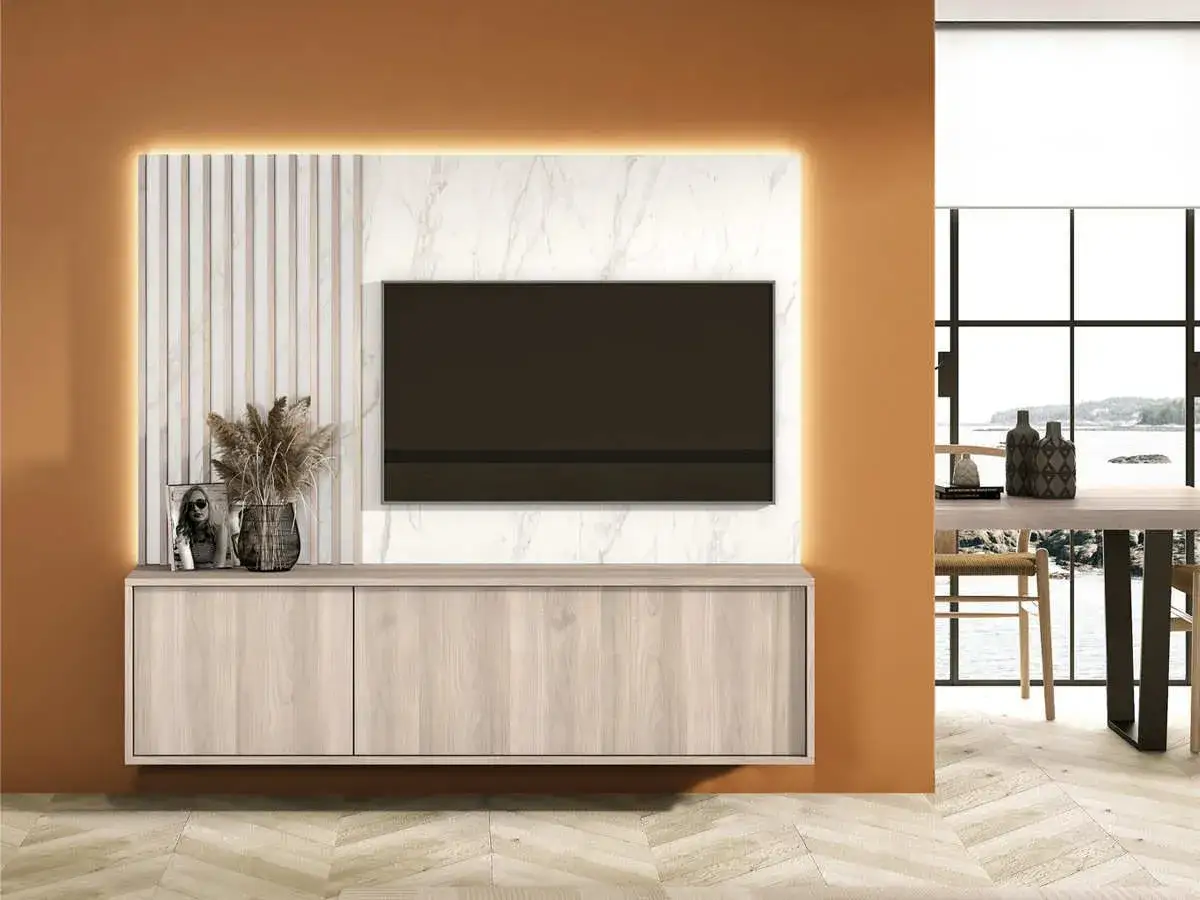 El tv no cabe en mueble sal&oacute;n. Un moderno mueble flotante de madera clara soporta un televisor sobre un panel decorativo con iluminaci&oacute;n.