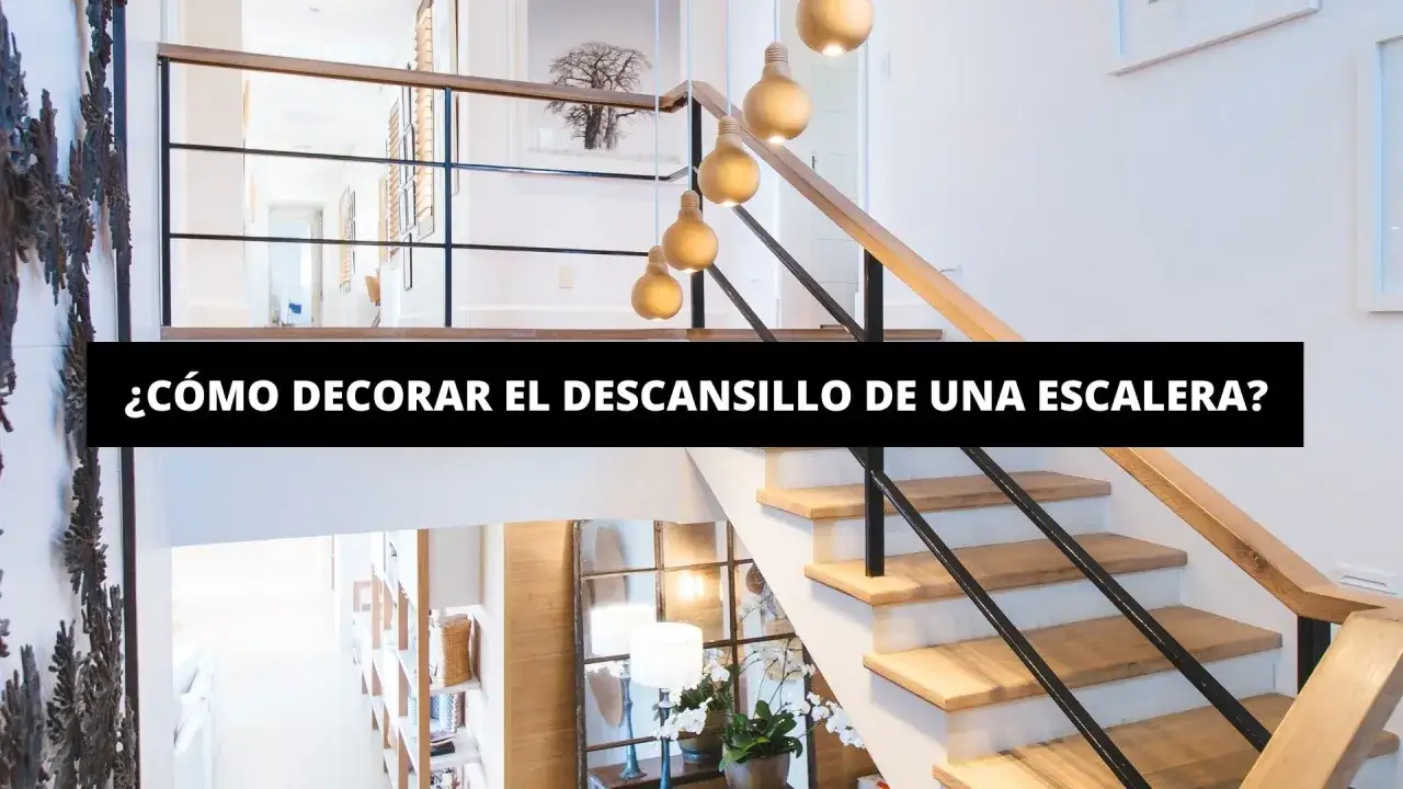 Elegante rellano escalera decoracion con lámparas doradas y arte. El descansillo escalera luce moderno y acogedor.