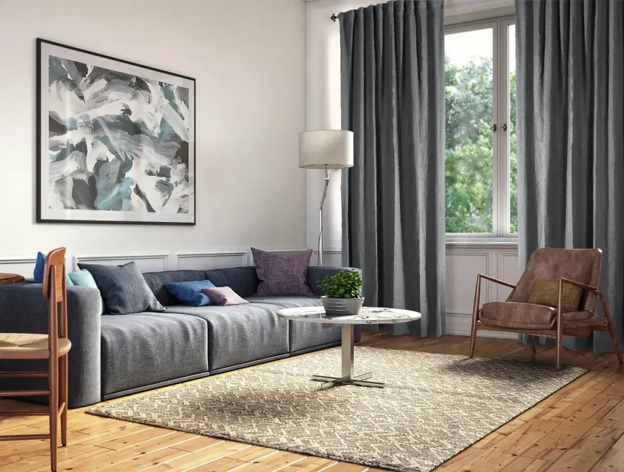Sof&aacute; gris con cojines, alfombra de lino estampado y sill&oacute;n de cuero marr&oacute;n junto a una ventana con cortinas.