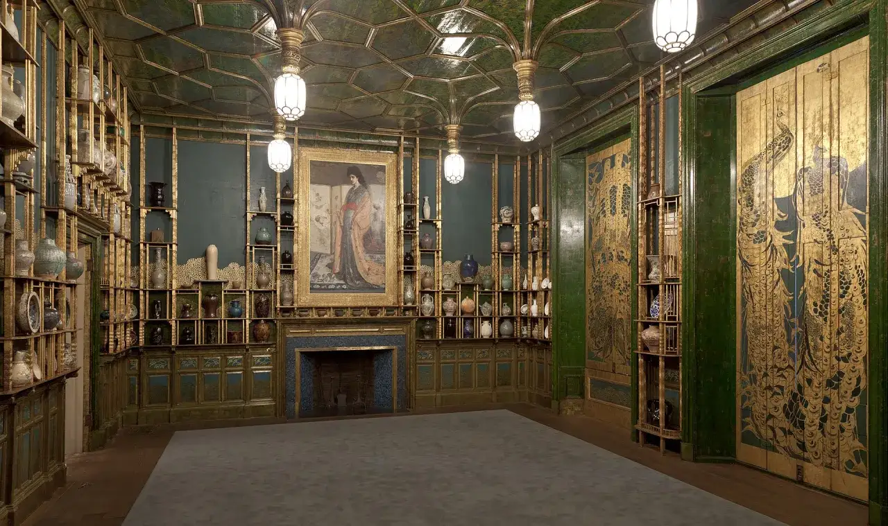 Sala opulenta con estanterías doradas llenas de jarrones, un cuadro y puertas decoradas con pavos reales. Un contraste entre el Art Nouveau y el Art Deco.