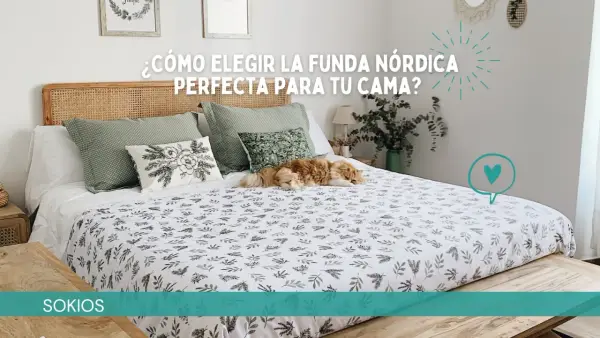 Un acogedor juego de funda nórdica con estampado botánico decora una cama con un perro durmiendo plácidamente.